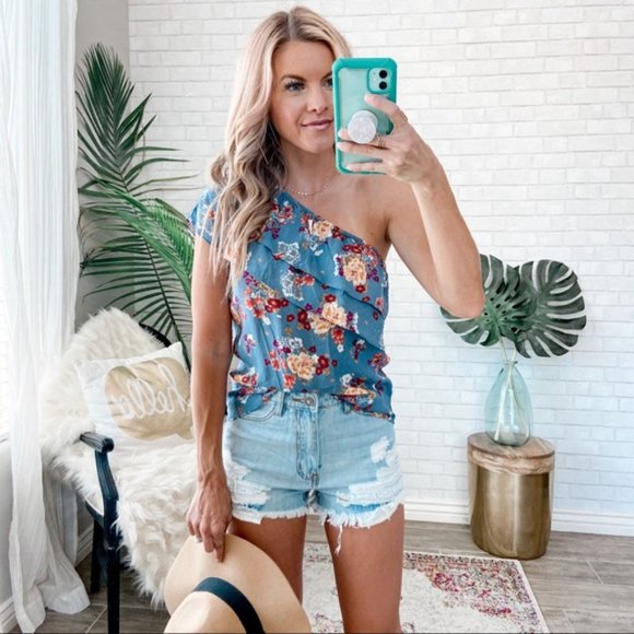 NWT Light Wash High Waist Cutoff Jean Shorts - Picture 4 of 10